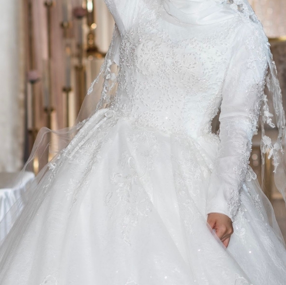 Wedding dress - Picture 3 of 5